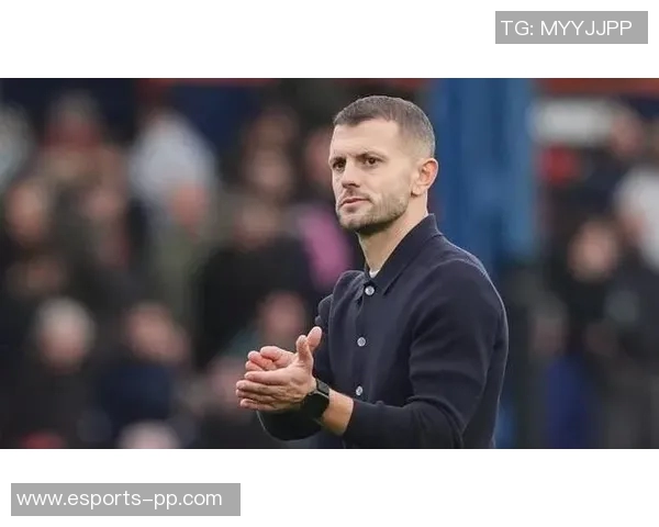 卢顿主场悬挂新帅威尔希尔老球衣彰显青训情怀