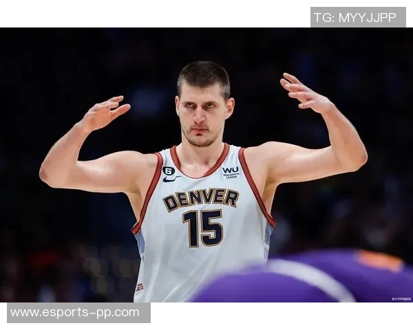 首发场均15分7篮板7助攻且命中两记三分的球员仅有三人包括威少约基奇和077